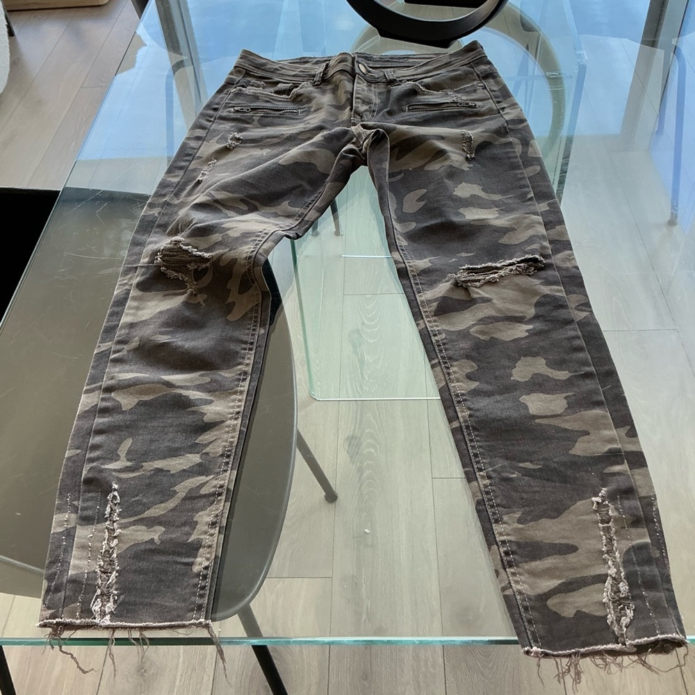 Women’s Camo Distressed Slim Jeans - Gray Camo